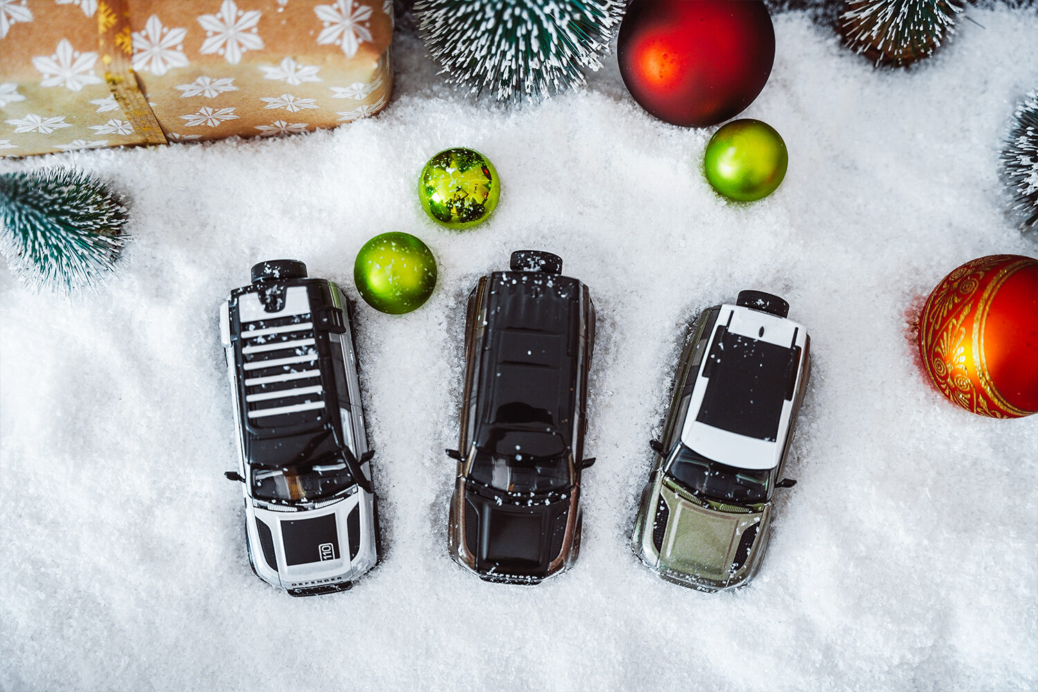 Land Rover Defender models in the snow – Christmas campaign for Auto Stopka